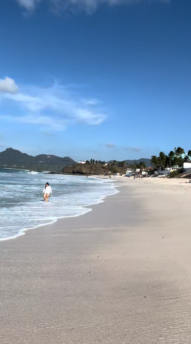 Walking the surf line on Litibú beach