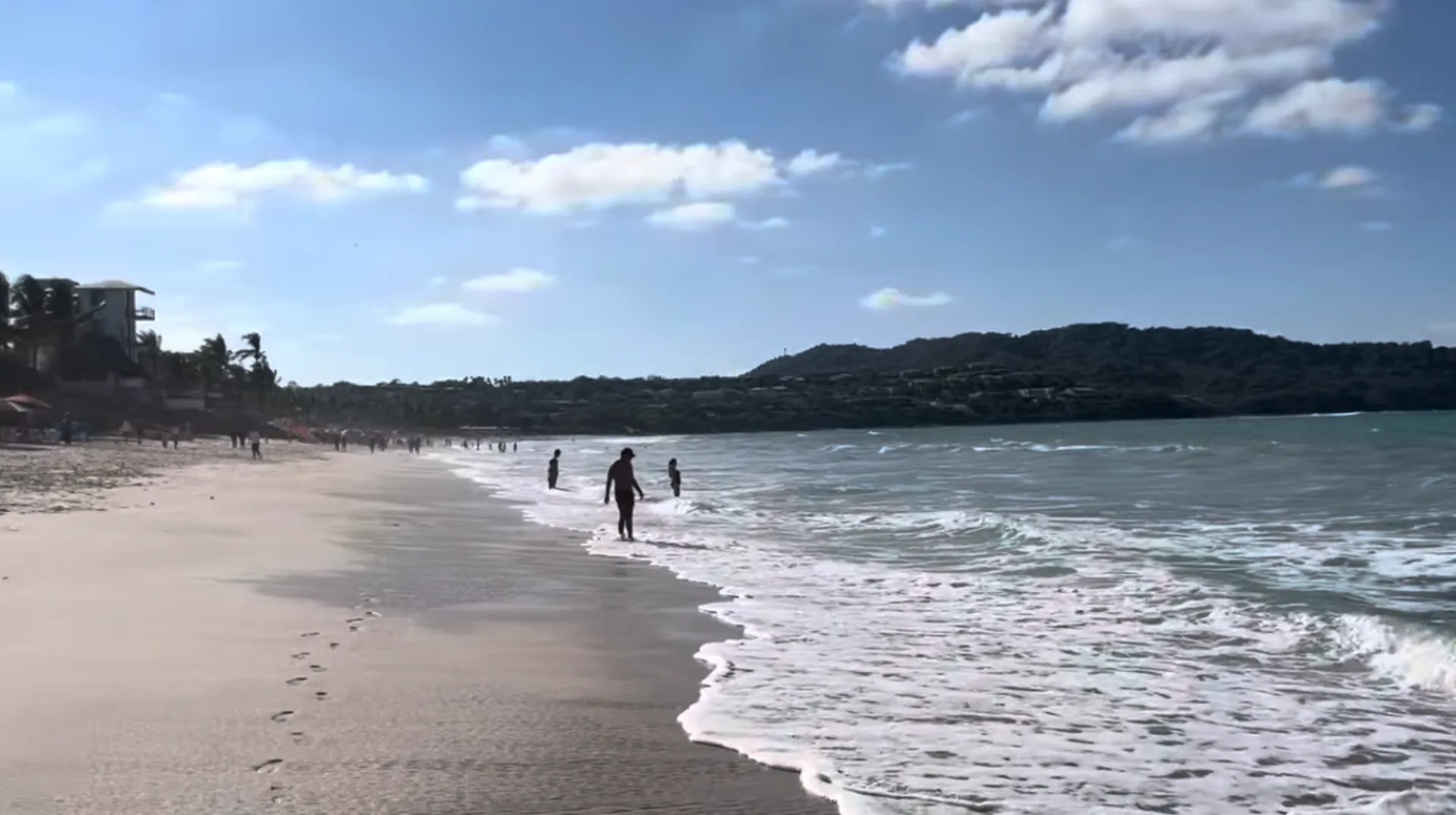 Long walk along Litibú beach