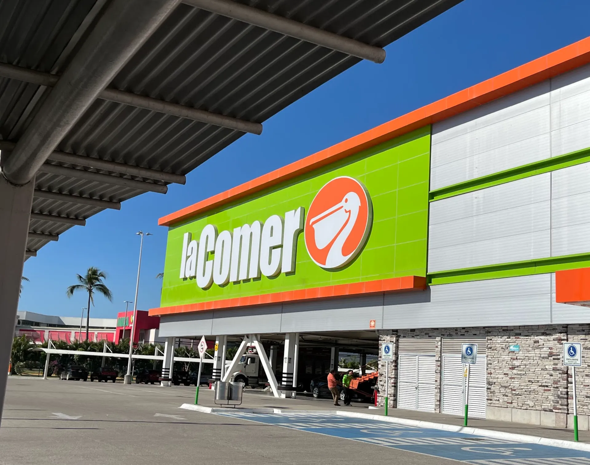 Guest stopping at the grocery store on the way to the villa