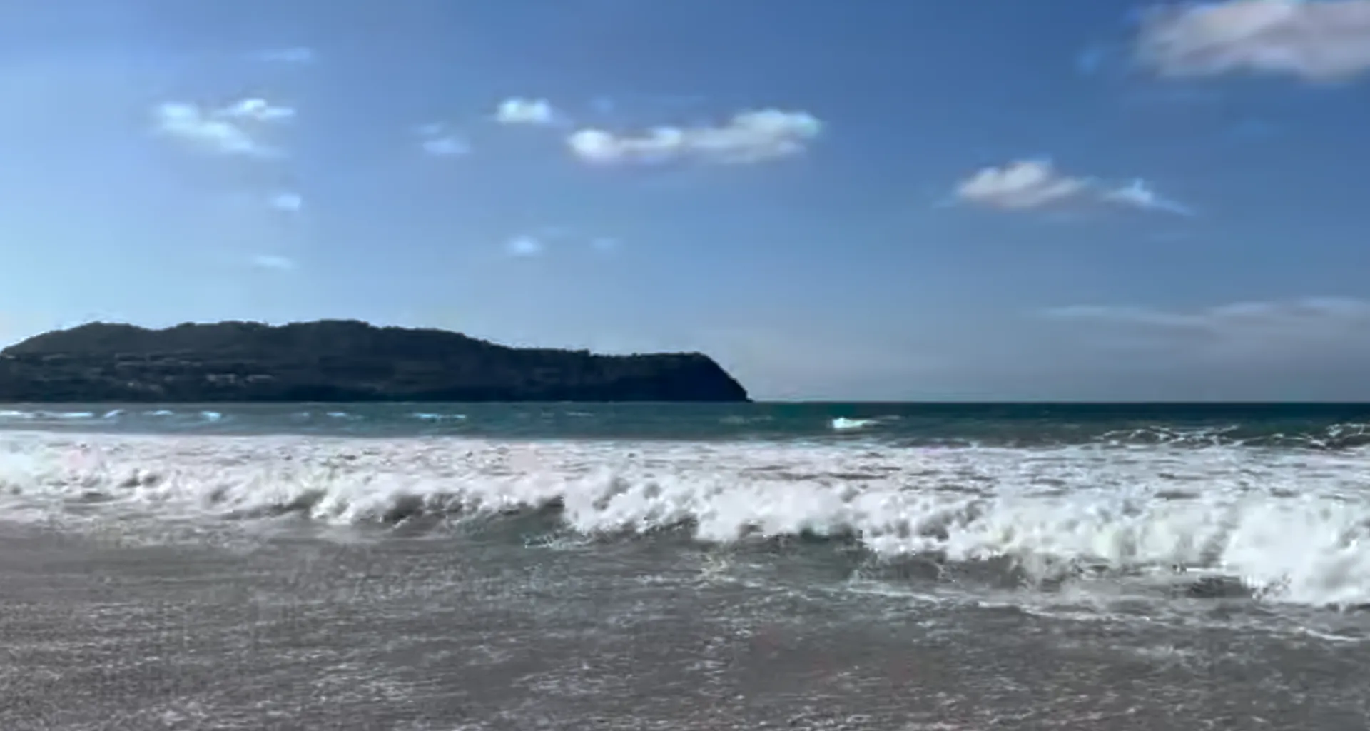 Pacific surf breaking off Litibú