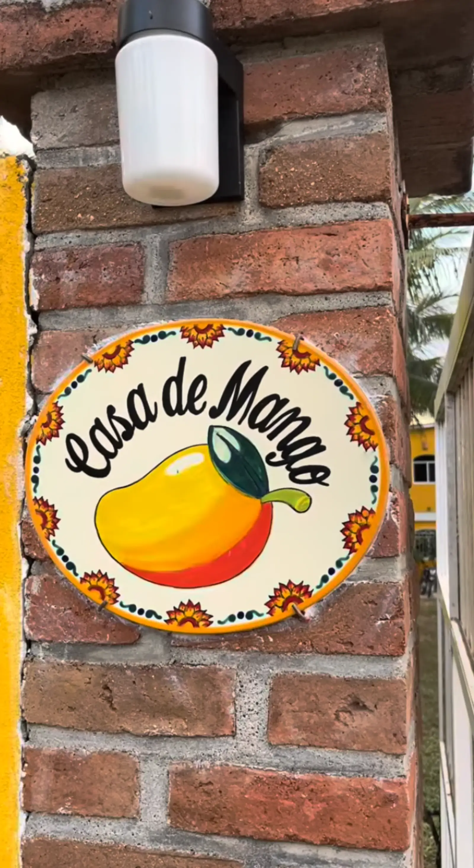 Casa de Mango plaque at the entrance